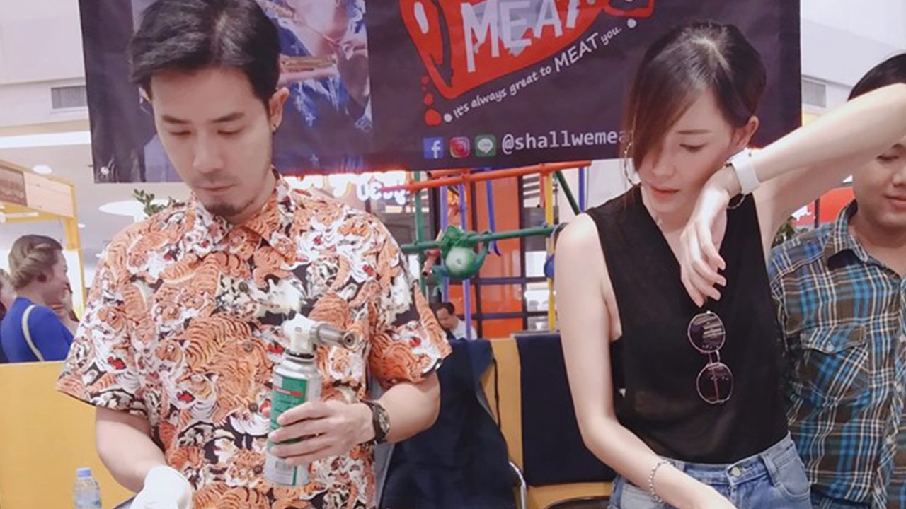 ชาวเน็ตชื่นชม เชน-แพร ไม่หมิ่นเงินน้อย ปาดเหงื่อปิ้งเนื้อขายราคาหลักสิบ