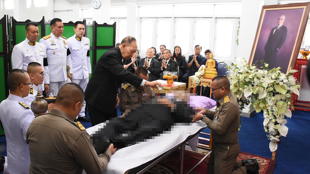 ในหลวงพระราชทานน้ำหลวงอาบศพ ม.ร.ว.ถนัดศรี คนใกล้ชิดร่วมอาลัยสุดเศร้า 