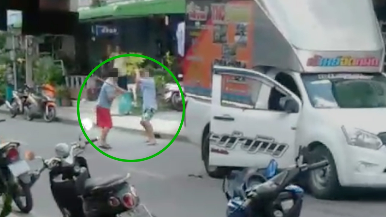 2 ชายหัวร้อนเปิดศึกกลางถนน ฟาดกันไม่ยั้ง หัวแตก-กรามหัก (คลิป)