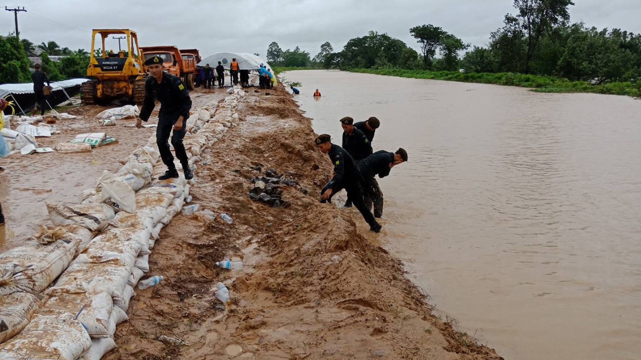 ร้อยเอ็ดวิกฤติ พนังกั้นน้ำลำน้ำยัง-ชีจวนล้นตลิ่ง คงยันได้ไม่เกิน 2 ทุ่ม