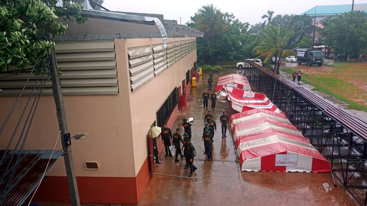 โพดุลเล่นงานสกลนคร พัดหลังคาโรงเรียนปลิวนักเรียนหนีตาย เสียหาย 4 อำเภอ