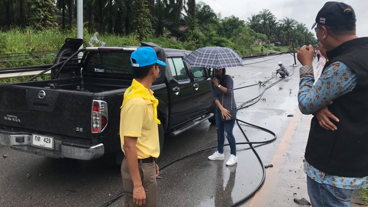 กระบี่ลมฝนถล่ม ทำดินสไลด์เสาไฟหักโค่น ทะเลคลื่นแรงปักธงแดงห้ามลงเล่น