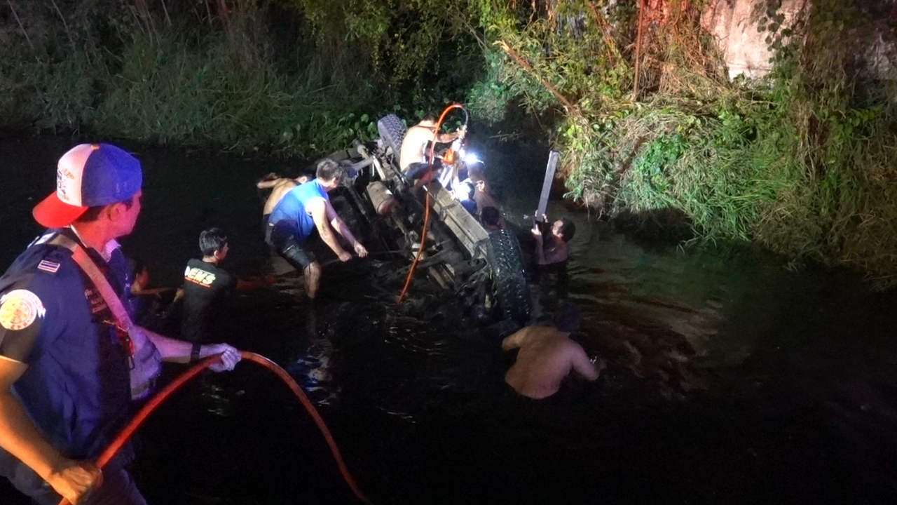 กระบะหลุดโค้ง เสียหลักตกคลอง พลิกคว่ำหงายท้อง ดับ 1 เจ็บ 2