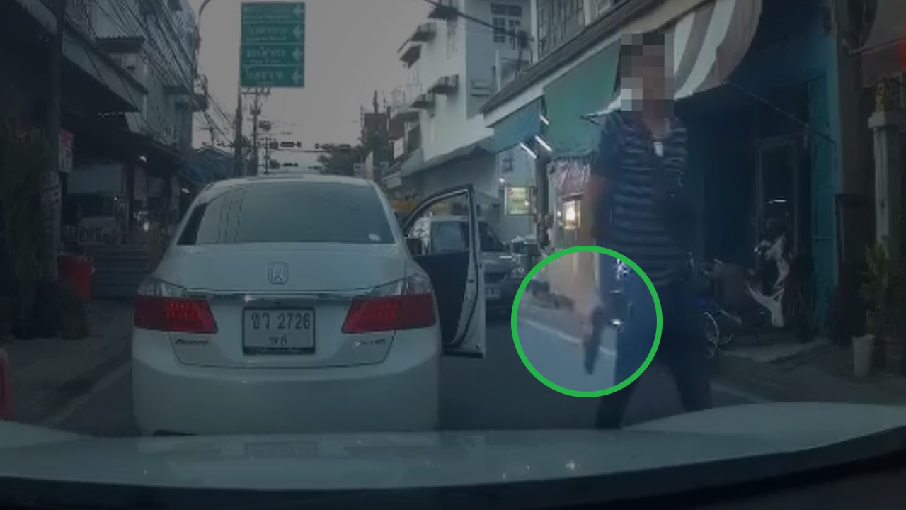 เก๋งหัวร้อน แซงขวาปาดกลางแถว เจอบีบแตรใส่ ถือปืนขู่ บอกเดี๋ยวฆ่าเลย (คลิป)