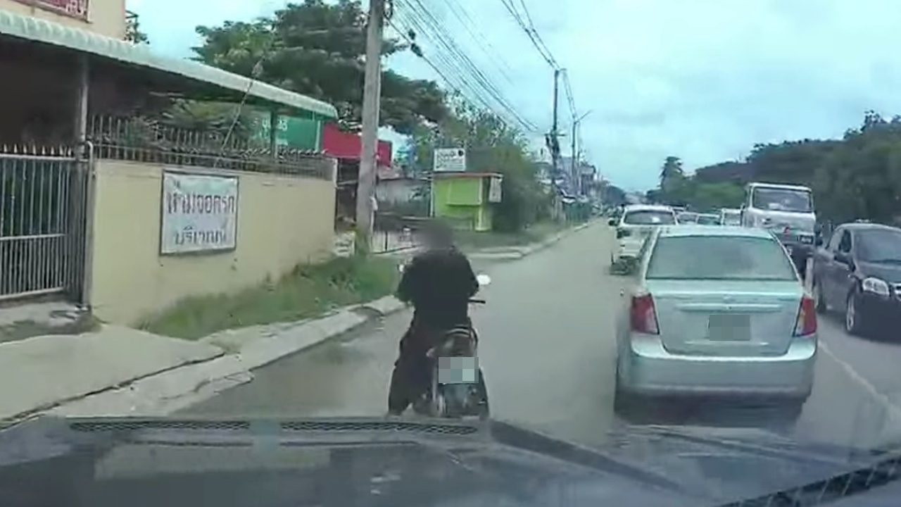 หนุ่มขับรถมาดีๆ เหยียบเบรกตัวโก่ง หวิดชน จยย.จอดคุยมือถือกลางถนน (คลิป)