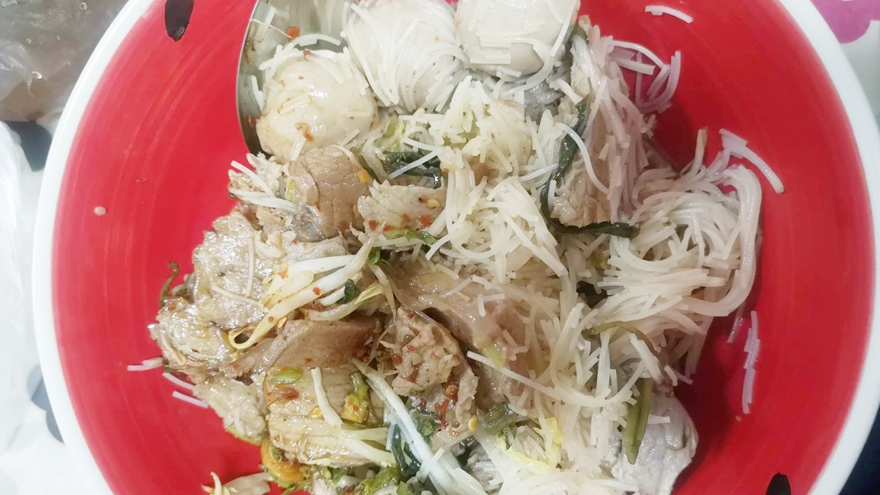 สาวข้องใจ "เตี๋ยวเนื้อตุ๋น" กลางกรุง สั่งกลับบ้าน ธรรมดา 250 พิเศษ 300