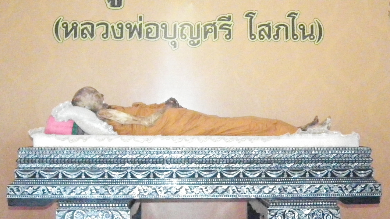 เกจิดังมรณะ 25 ปี ร่างไม่เปื่อย ลูกศิษย์ห่มจีวรใหม่ให้ ก่อนนำใส่โลงแก้ว