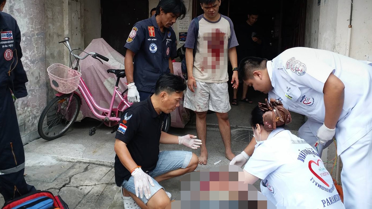 หนุ่มทะเลาะเพื่อนบ้าน ปมถูกว่าเย็บผ้าเสียงดัง คว้าเหล็กแทงดับ 1 เจ็บ 2