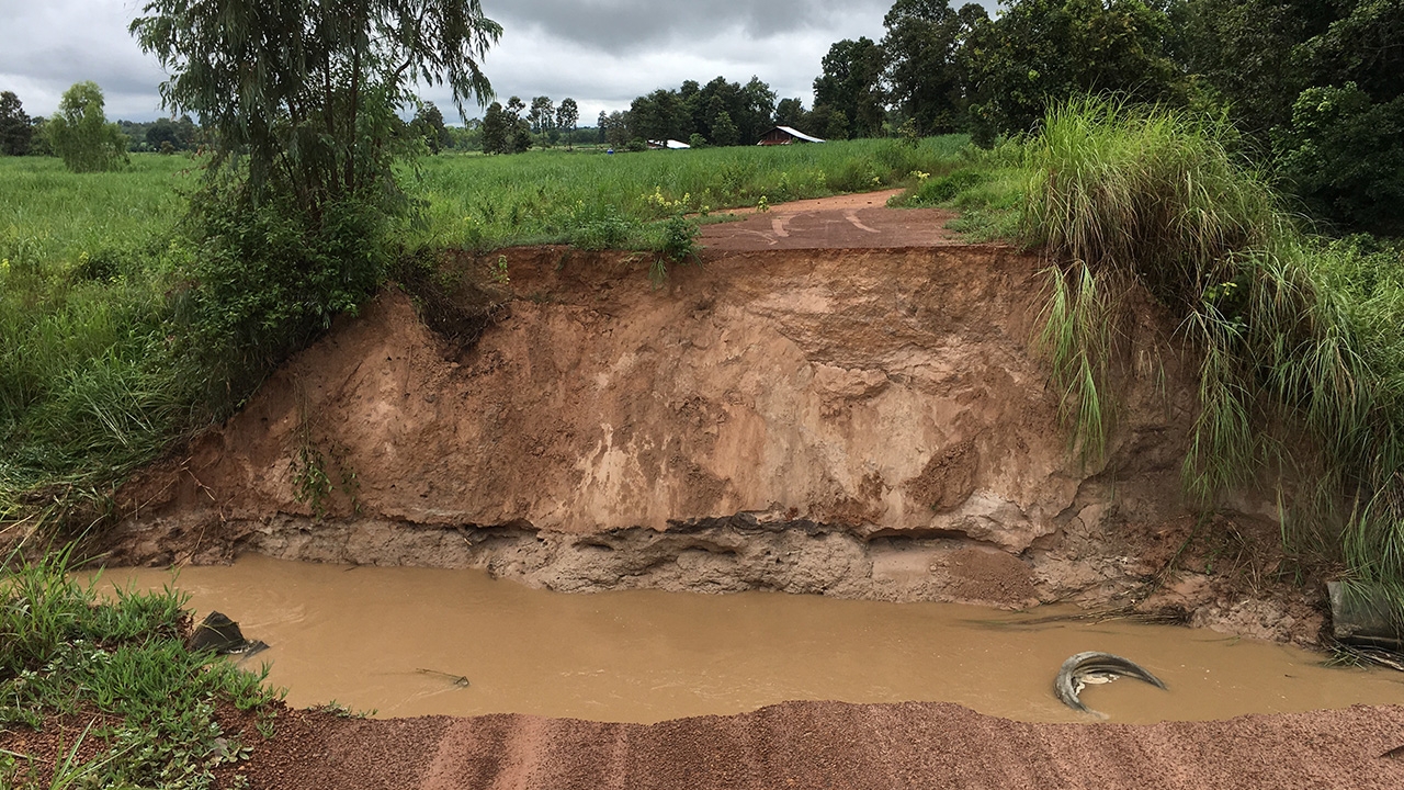 ร้อยเอ็ดเจอฝนถล่มท่วมถนน น้ำป่าจากภูเขาพัดทางเข้าบ้านธาตุจอมศรีขาด