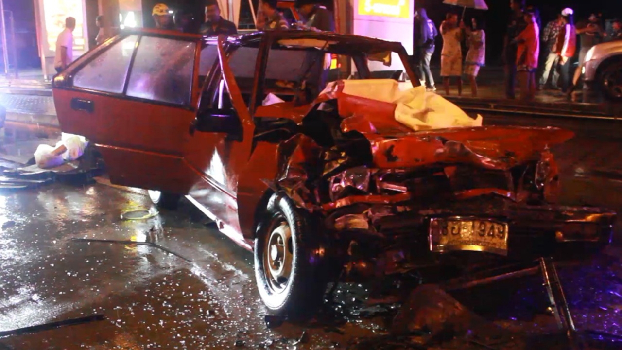 เก๋งซิ่งชนท้ายรถบรรทุกพ่วงจอดหน้าปั๊มอย่างจัง รถพังยับดับยกคัน 4 ศพ