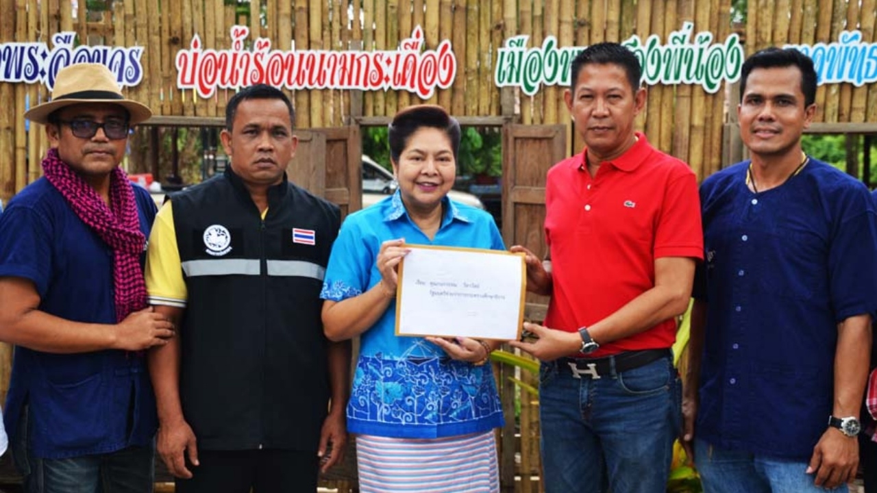 ส.จ.พัทลุงร่วมชาวบ้าน ยื่นหนังสือ รมช.ศธ. สนับสนุนงบฯจัดซื้อนสพ.รายวัน 