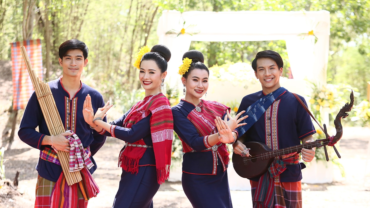 “ตูมตาม-ลูกน้ำ-เต๋า-ข้าวทิพย์” โชว์สุดซึ้งร้องรำเพลงหมอลำ ส่งท้าย “ดอกคูนเสียงแคน”