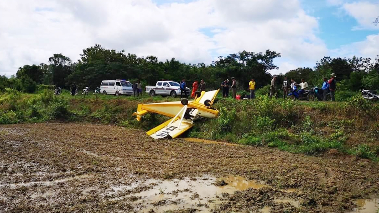 เครื่องบินเล็กขัดข้อง ดับกลางอากาศ ลงจอดฉุกเฉินที่ทุ่งนา จ.สุโขทัย