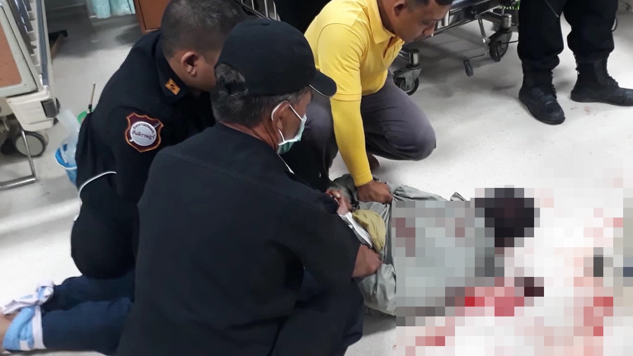 ผัวคลั่ง บุก รพ.ควงกรรไกร แทงเมียเจ็บสาหัส ตำรวจห้ามถูกแทงอกเจ็บอีก 1