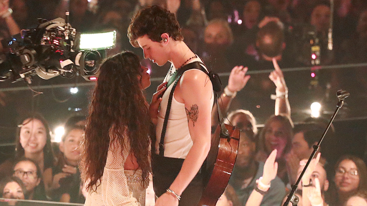 ฮอตฉ่า คามิลลา-ชอว์น เมนเดส คู่รักหมื่นล้าน 