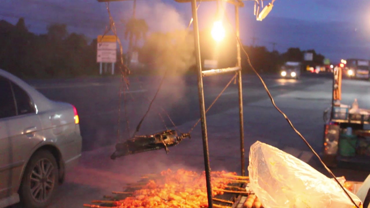 พ่อค้าลาบบุรีรัมย์โมโหควันไก่ย่าง ควงปืนยิงร้านข้างๆ ลูกค้าขวัญกระเจิง