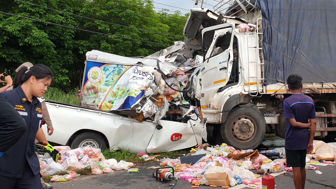 กระบะวิ่งสวนเลนชนประสานงารถพ่วง 22 ล้อ ตาย 2 อาหารทะเลตกเกลื่อนพื้น