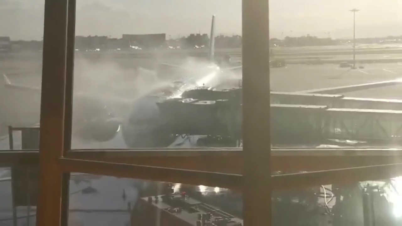 ระทึก บิน “แอร์ ไชน่า” ไฟลุกกลางสนามบินปักกิ่ง ต้องอพยพคนทั้งลำ (คลิป)