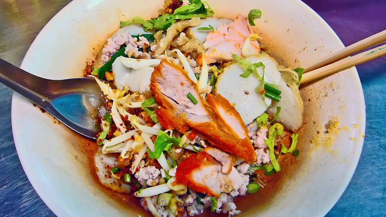 เจ้าของร้านก๋วยเตี๋ยว แอบใส่ปัสสาวะให้ลูกค้ากิน อ้างรักษาอาการปวดเมื่อย