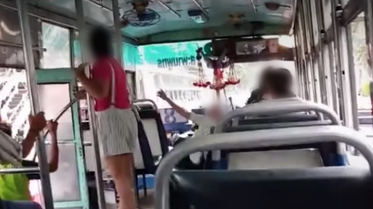 เปิดคลิป "รถเมล์ในตำนาน" เบรกกะทันหัน ทำคนแก่หงายหลังกระแทกพื้น