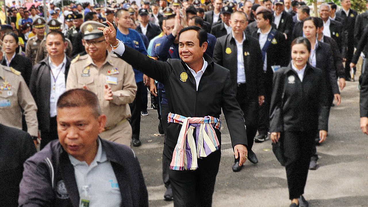 “ลุงตู่” ไปต่อบุรีรัมย์ รับฟังปัญหาภัยแล้ง ชาวบ้านแห่ร้องทุกข์เพียบ