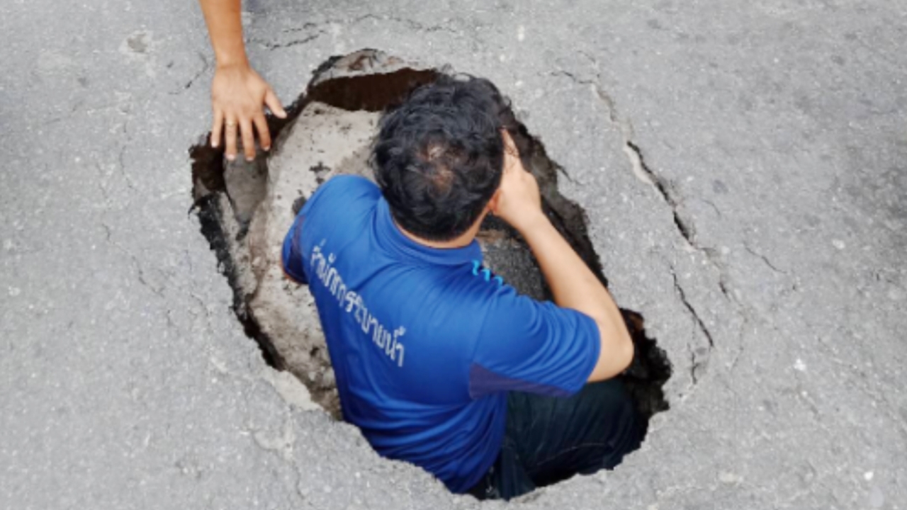 ถนนยุบเป็นโพรง หน้าการไฟฟ้าคลองเตย ลึก1ม. คนมุดลงไปได้ รถติด-เร่งซ่อม