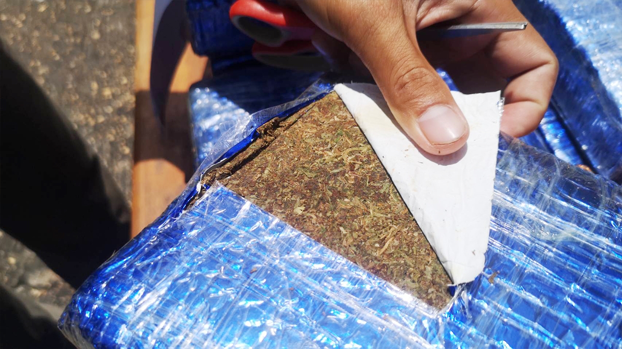 ตชด.นครพนมยึดกัญชาอัดแท่งกว่า 300 กก. เผยของเกรดเอมูลค่ากว่า 5 ล้าน