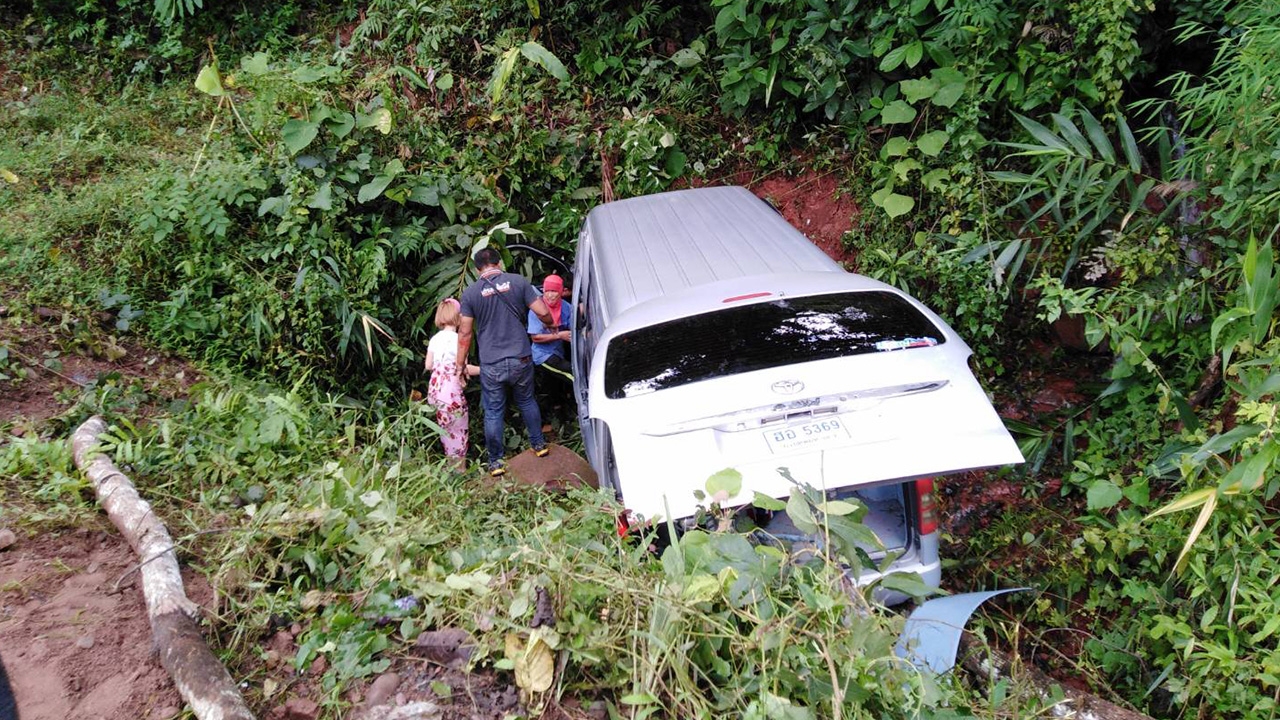 รถตู้นักท่องเที่ยวเสียหลักตกเหวที่ อ.บ่อเกลือ จ.น่าน บาดเจ็บ 11 ราย