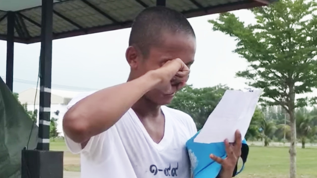 โซเชียลแห่ให้กำลังใจ "นักเรียนนายสิบตำรวจ" อ่านจดหมายแฟนทั้งน้ำตา (คลิป)