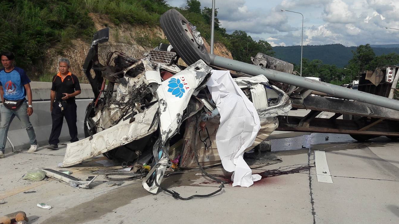 สิบล้อขนไก่ ลงเขาศาลโทน แหกโค้งข้ามเกาะชนเสาไฟกับกระบะตาย 1 เจ็บ 4