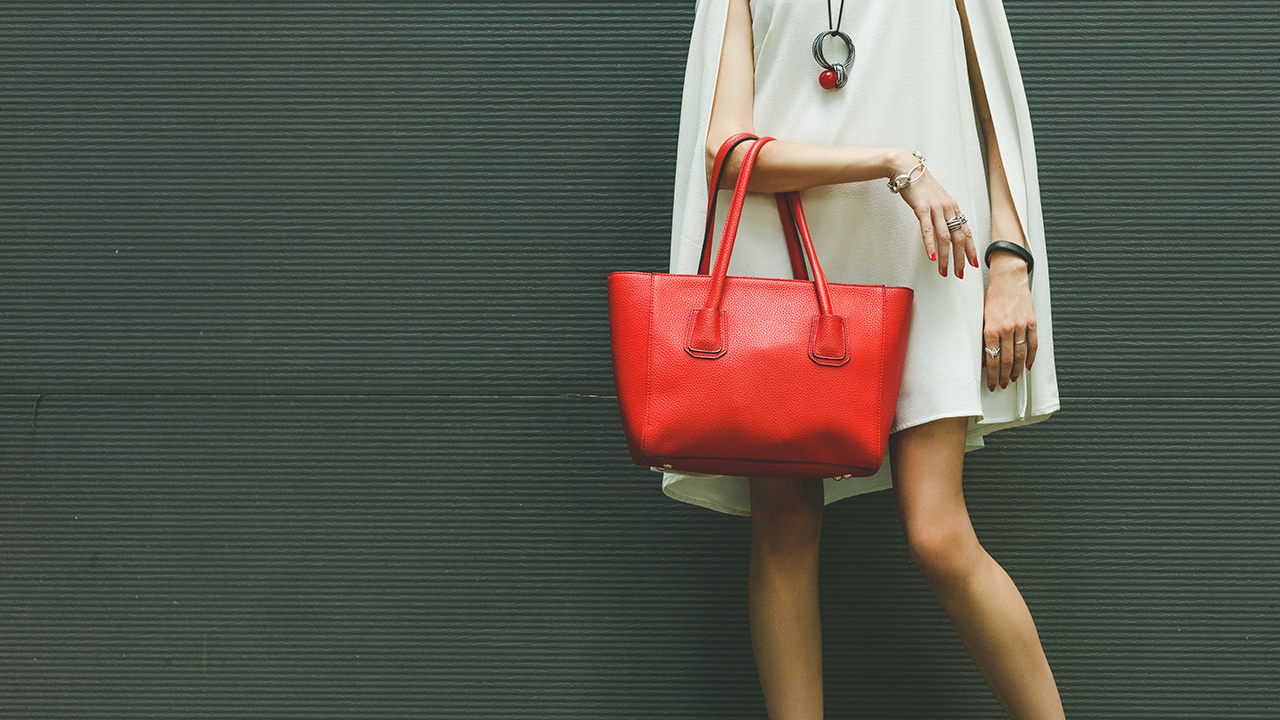 กลัวตกเทรนด์ เสพติดแบรนด์เนมปลอม เสี่ยงโรคซึมเศร้า