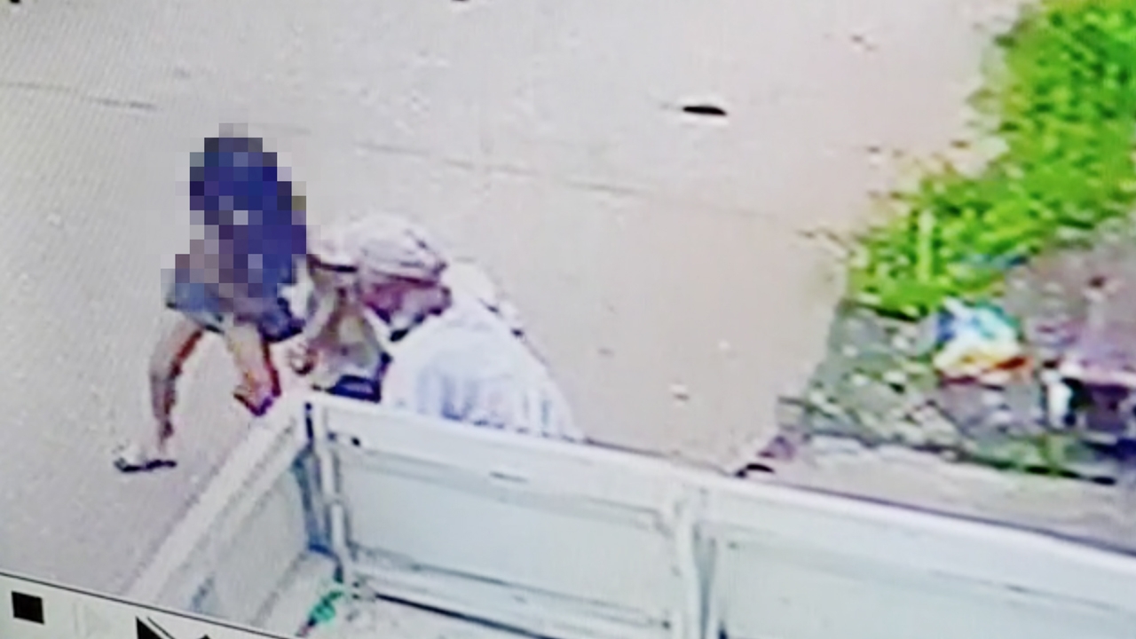 แม่กระโดดถีบ เฒ่าหัวงูขึ้นคร่อมลูก 3 ขวบ กำลังถอดกางเกง สุดแถ อ้างปวดฉี่