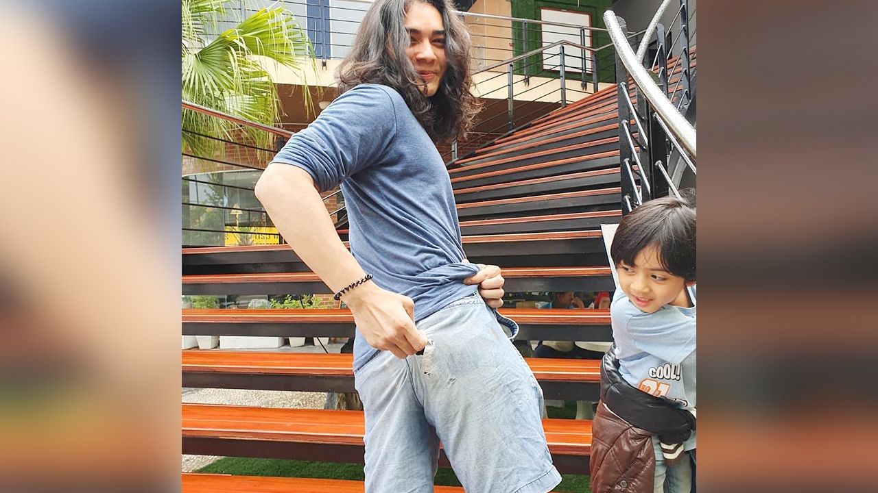 อย่างฮา แน็ก ชาลี เล่านาทีตกบันไดจนกางเกงขาด-ของใหญ่กระแทกพื้น