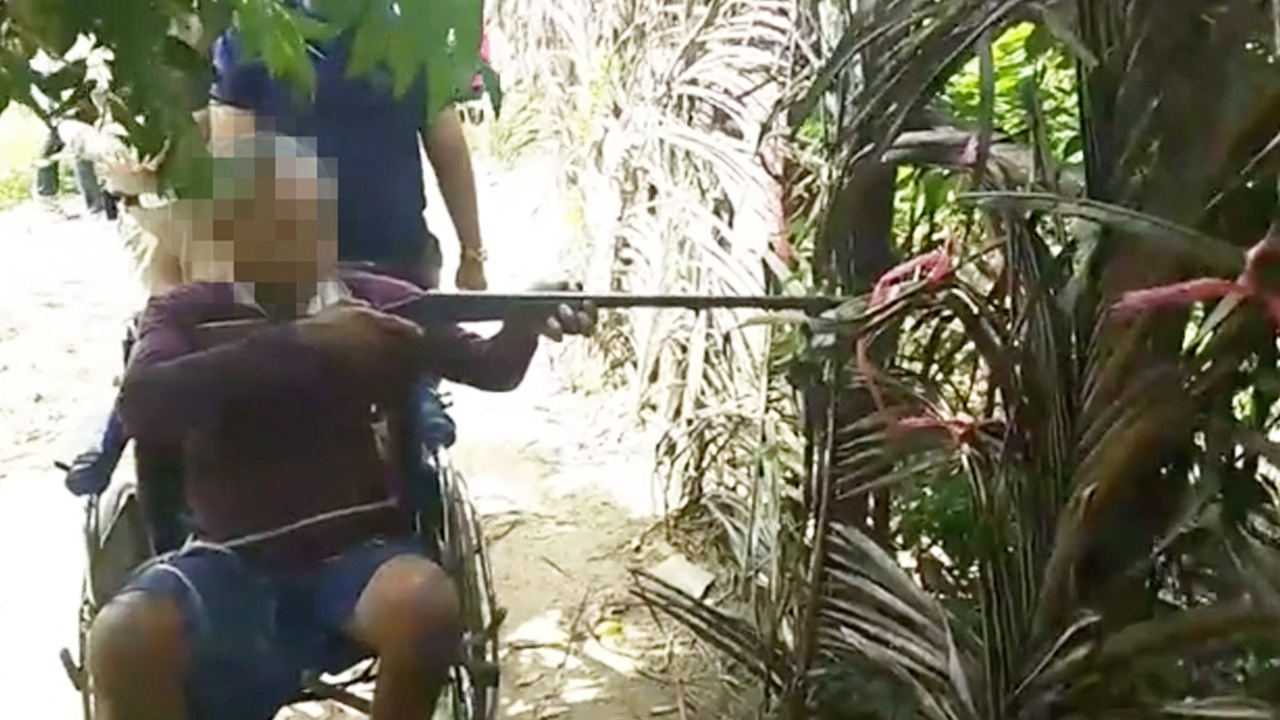 เฒ่าพิการที่ตาก นั่งวีลแชร์ไปยิงเพื่อนบ้านรุ่นลูก ดับแค้นสุมอกนับสิบปี