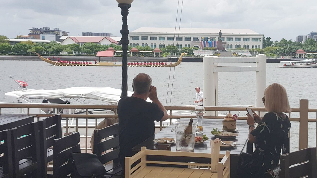 โรงแรม-ร้านอาหารริมเจ้าพระยาคึกคักยอดจองแน่น ชมขบวนพยุหยาตราทางชลมารค