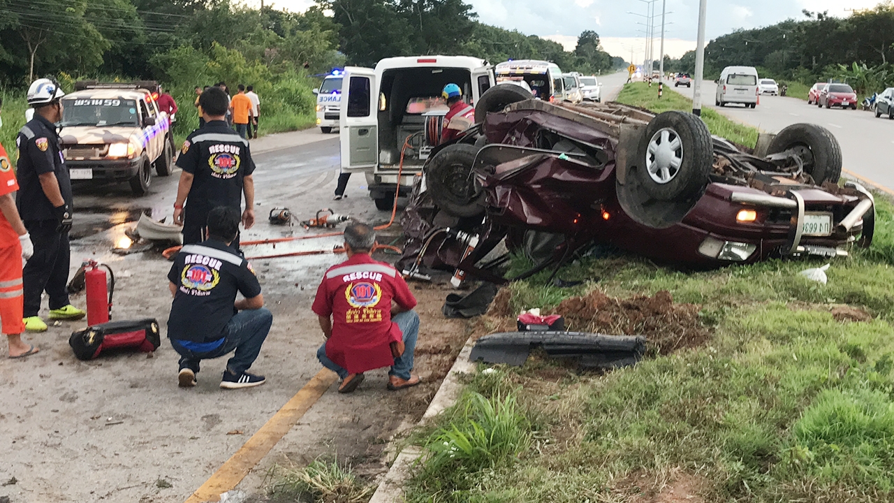 สาวขี่จยย.วิ่งย้อนศร ทำปิกอัพหักหลบชนกระบะที่เตรียมกลับรถดับ2 เจ็บ4