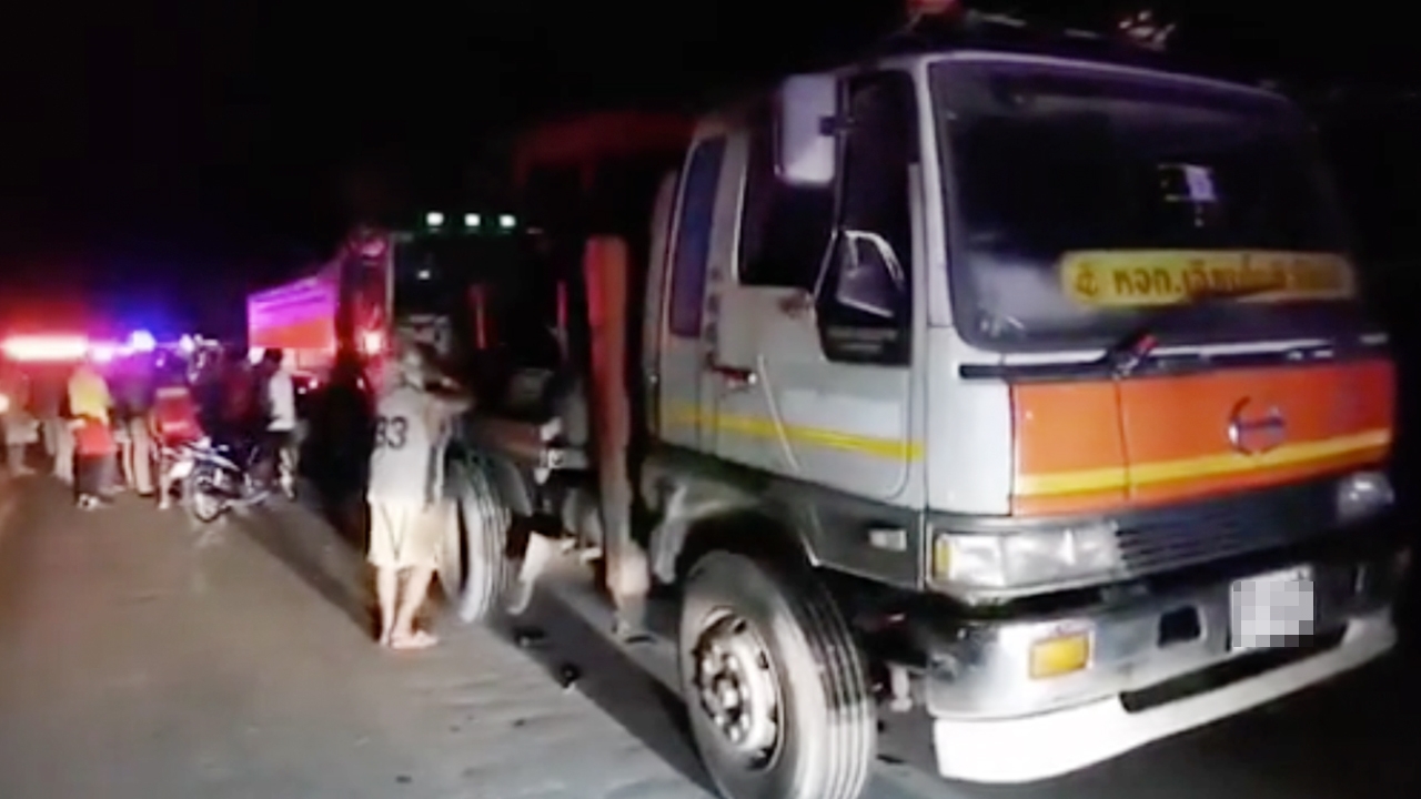 2 โจ๋ซิ่ง จยย.ชนท้าย 6 ล้อ ดับคาที่ทั้งคู่ พ่อ-แม่มาดูศพแทบเป็นลม