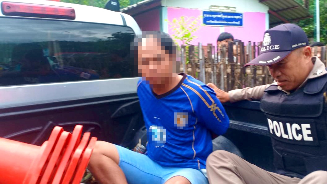 หนุ่มคลั่งเอามีดฟันครู กศน.เลือดสาดเจ็บสาหัส ตำรวจแม่อายรวบทันควัน 