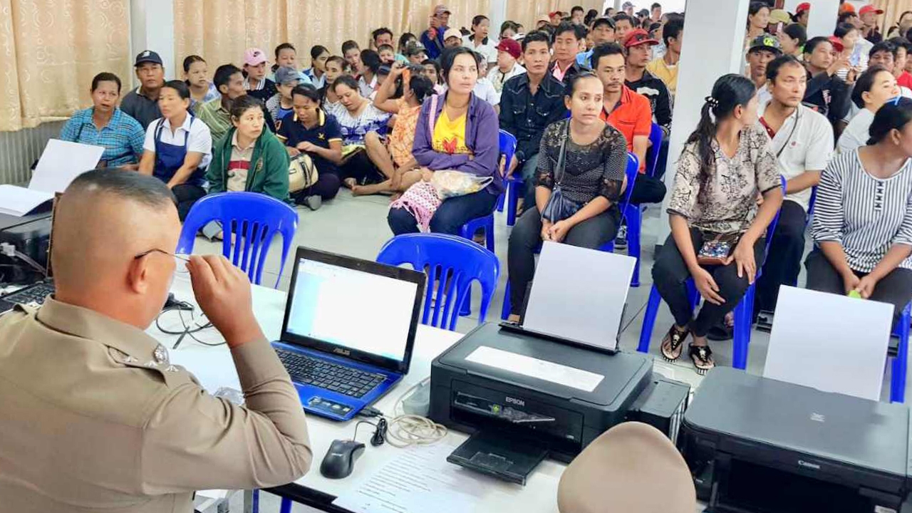 แรงงาน 300 คน ร้องนายจ้างค้างจ่ายกว่า 100 ล้าน แจ้งอาญา "ค้ามนุษย์"