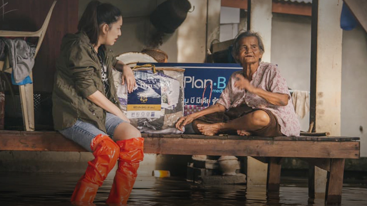 ชาวเน็ตชื่นชม ได๋ ไดอาน่า ลงพื้นที่ช่วยผู้ประสบภัยน้ำท่วมภาคอีสาน (คลิป)