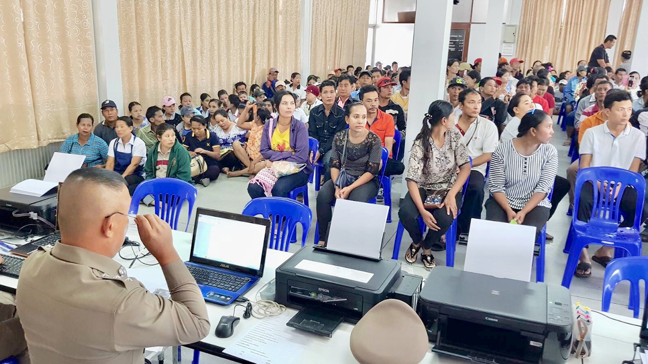 พมจ.กาญจนบุรี คัดแยก เหยื่อคนงานเมียนมาของไวต้าฟู้ด ไม่พบ "ค้ามนุษย์"