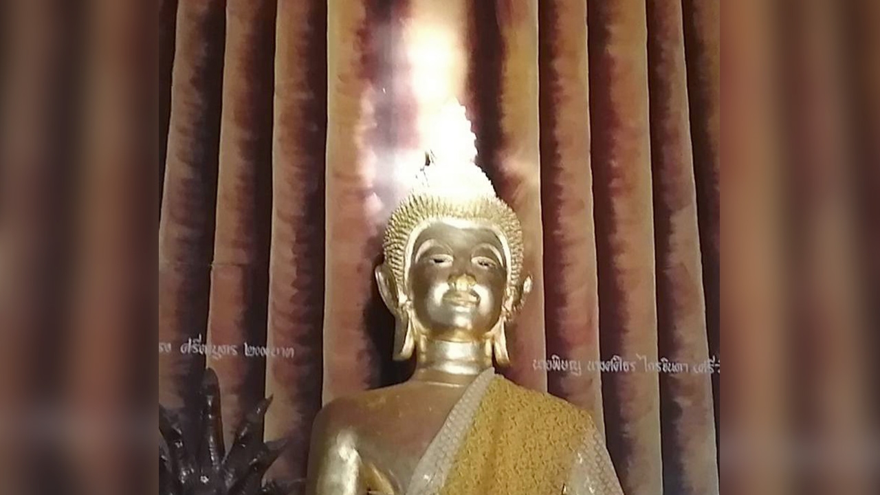 ชาวบ้านฮือฮาแสงประหลาด รูปคล้ายหลวงพ่อทวด บนเศียรพระประธานวัดวังหลวง 