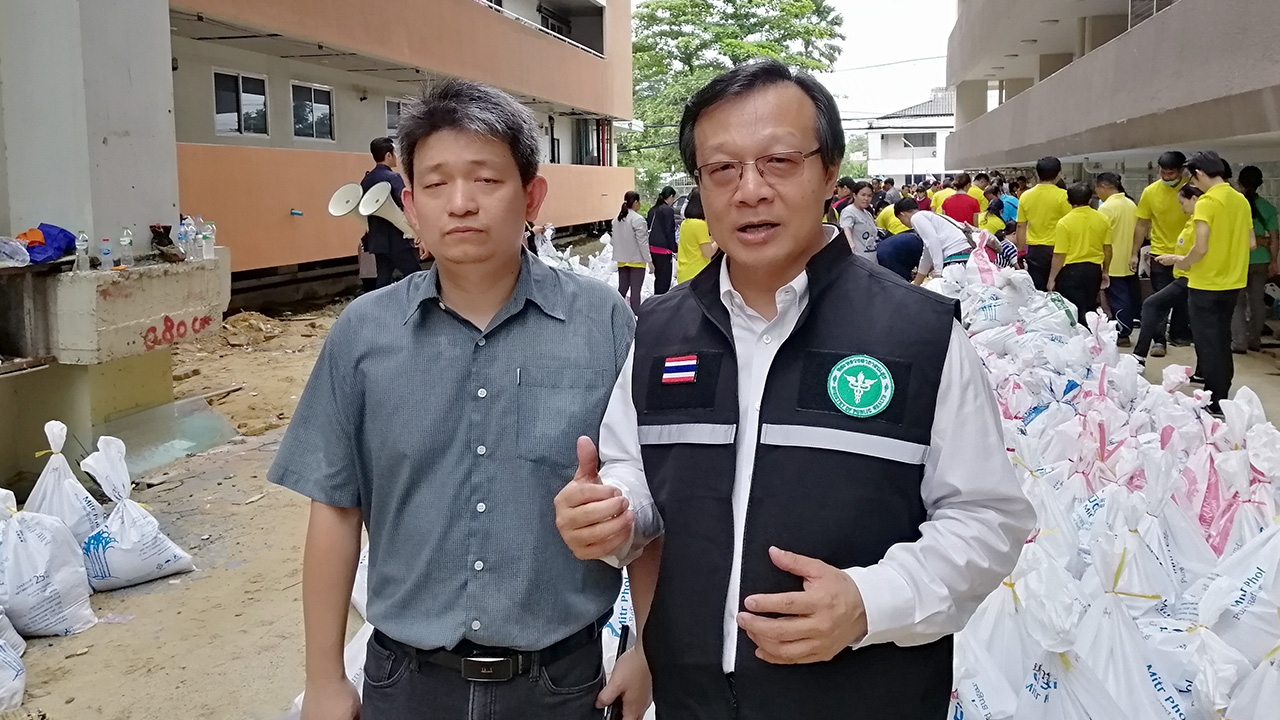 รพ.สรรพสิทธิประสงค์ ระดม จนท.กรอกกระสอบทราย ย้ายคลังยารับมือน้ำท่วม