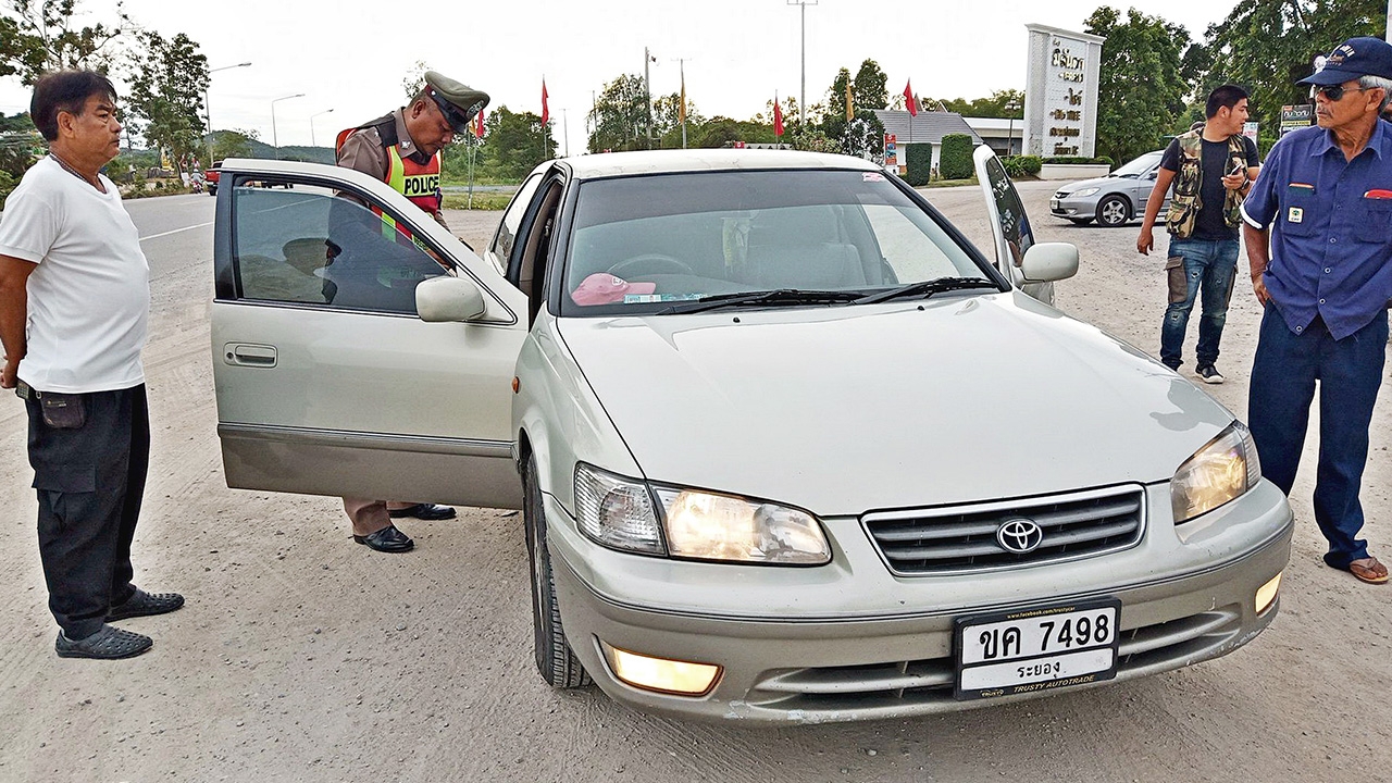 ตาวัย 67 เสียชีวิตริมถนน ในกระเป๋าพบ "หวย" ตรงเลขทะเบียนรถ 2 ใบ