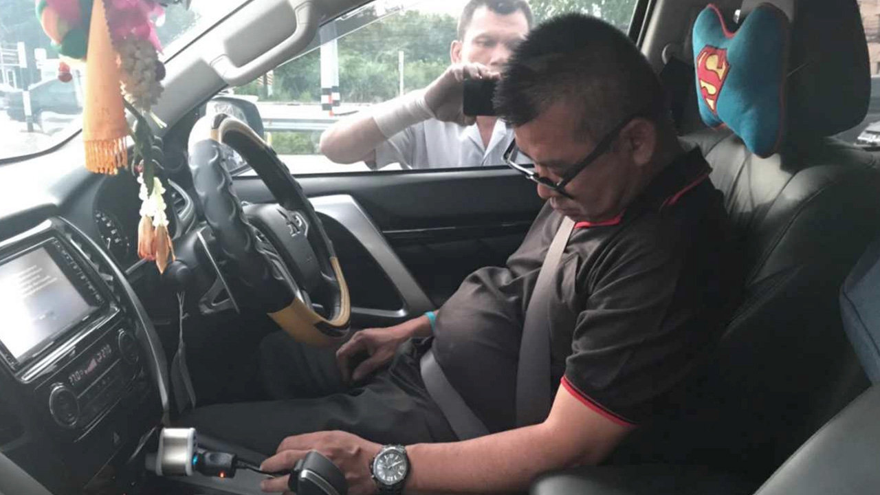 พันโทนายแพทย์ใหญ่ จอดรถหลับ คาแยกไฟแดง เรียกยังไงก็ไม่ตื่น