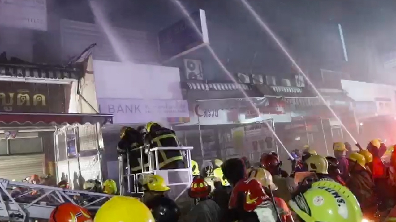 ระทึก! ไฟไหม้ตึก "โบ๊เบ๊ทาวเวอร์" แม่ค้า-ลูกจ้างต้องหอบลูกหนีกลางดึก