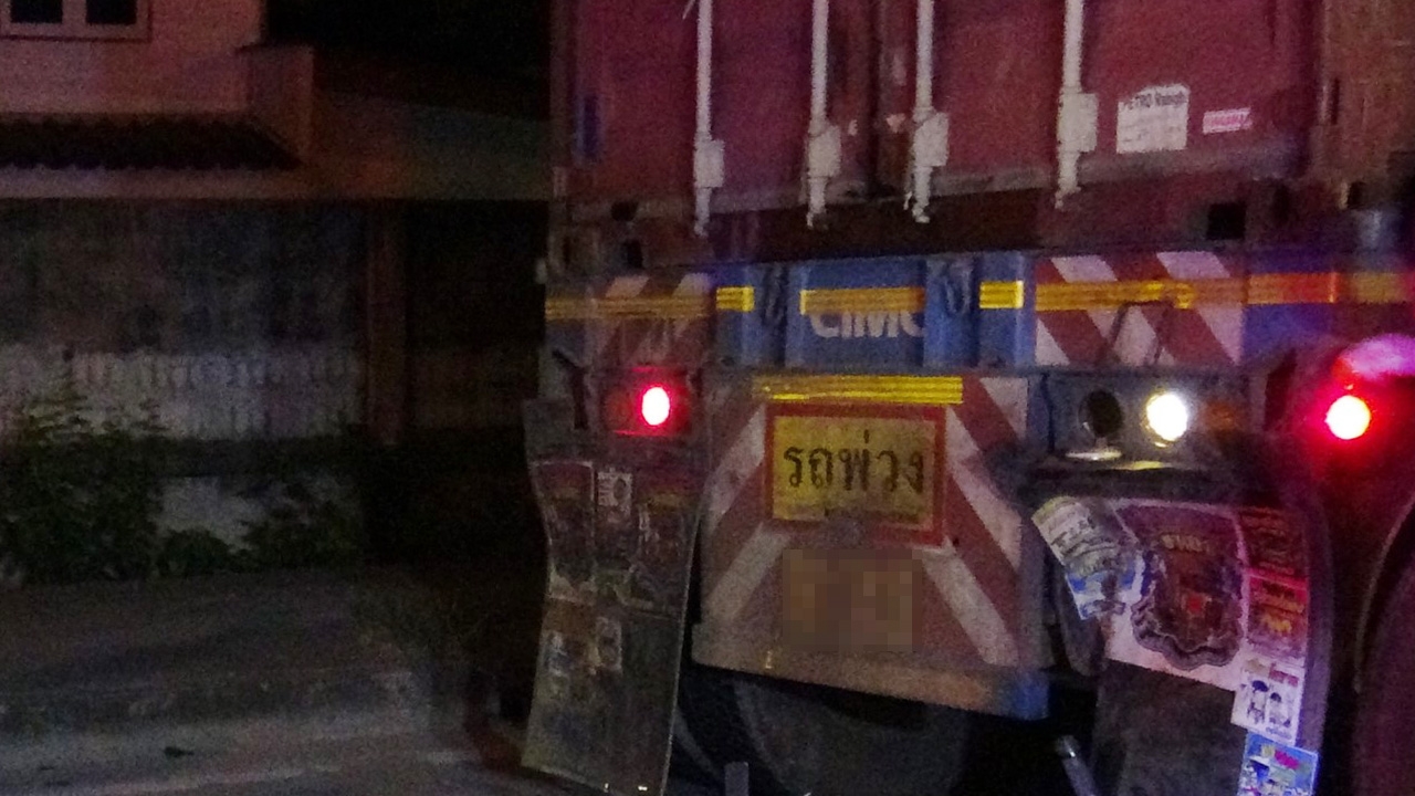 หนุ่มโฟร์แมนซิ่งจยย. ชนท้ายบรรทุกพ่วงจอดริมทางดับคาที่