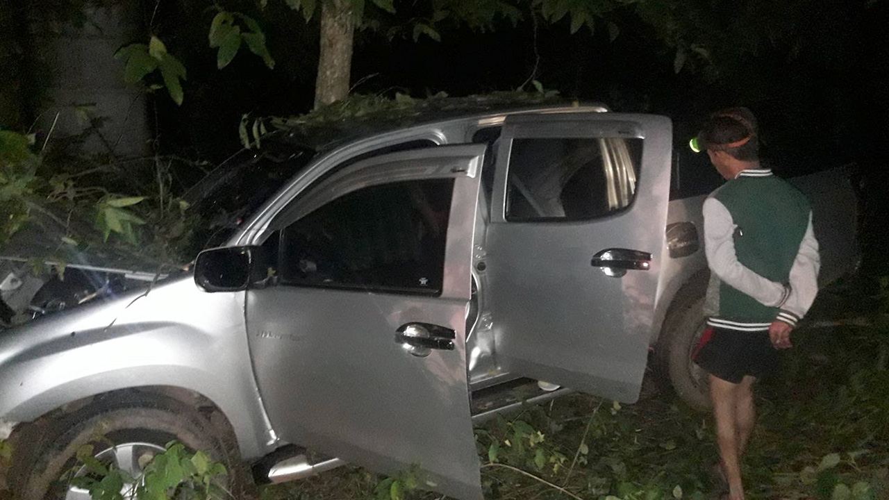 สมาชิก อบจ.มุกดาหาร ขับกระบะพุ่งชนต้นไม้ดับ คาดรถตกหลุมเสียหลัก 