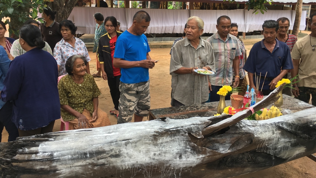 ชาวร้อยเอ็ด แห่ขอโชค "ตะเคียนทอง" โผล่ขึ้นหลังน้ำลด เชื่อมาให้โชค