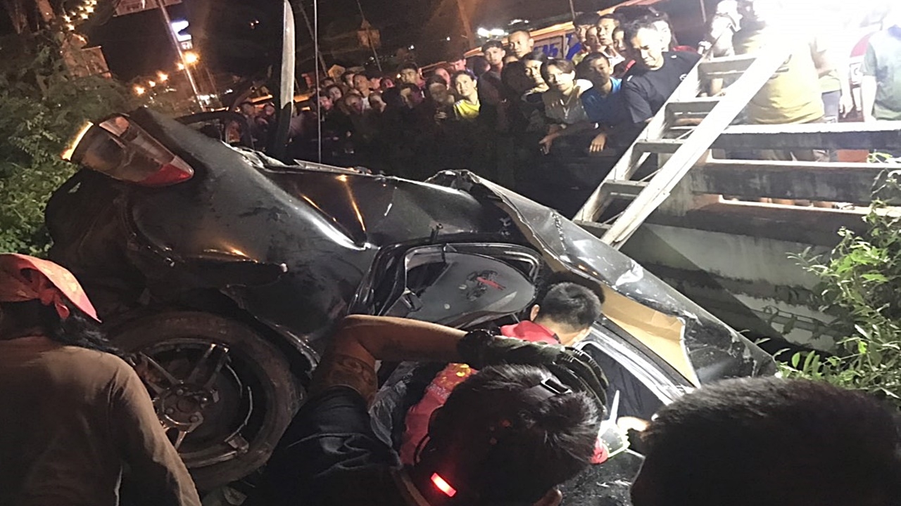 พ่อค้าขับเก๋งพาเมียกลับบ้าน ยางระเบิดเสียหลักชนราวสะพาน รถพังยับดับสลด